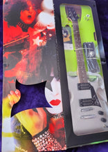 画像をギャラリービューアに読み込む, Certified Paul Stanley, KISS Autographed Guitar.
